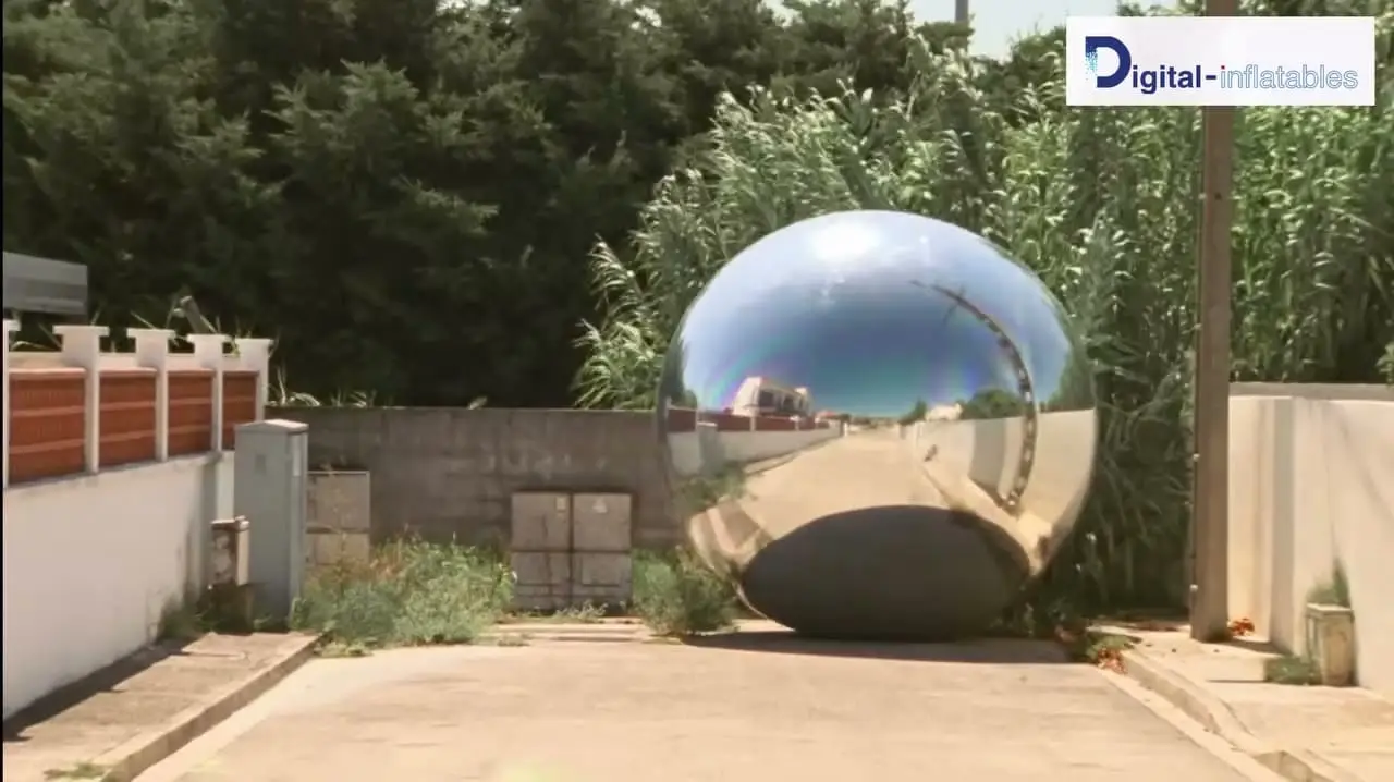 Sphère gonflable chromée du clip d'Angèle