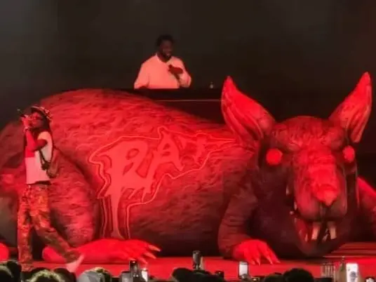 Rat gonflable géant rouge de La Mano 1.9