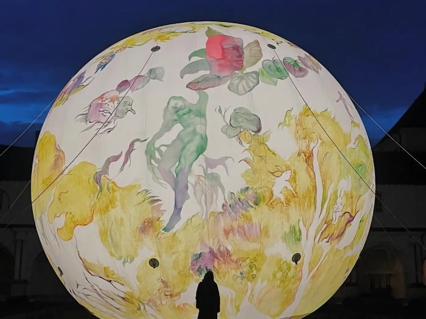 Sphère gonflable de 9 m peinte par Makiko Furuichi