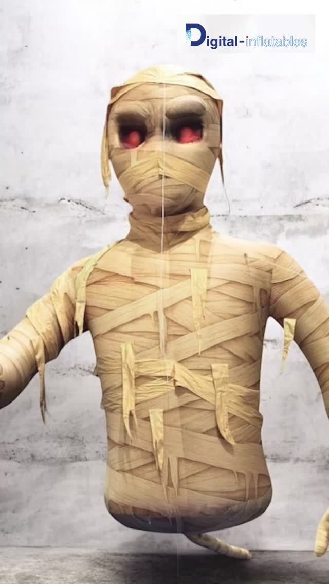 Il y a des directeurs de théâtre passionnés!

Au théâtre Barnabé de Servion, on a la version locale de Mr Moon (le koala de Tous en scène) : beaucoup d’idées, peu de moyens, et un talent hors pair pour négocier chaque centime comme si sa vie en dépendait. Toujours plus bas, toujours plus serré… le tout au nom de la passion, évidemment. La reconnaissance ? Optionnelle.

Alors quand on me demande de fabriquer une momie gonflable géante de 7 mètres, à prix coûtant, pour donner un coup de pouce à ce merveilleux théâtre campagnard, que faire ?
Eh bien on le fait. Parce que l’art, la scène, et les lieux qui ont une âme, ça se soutient. Même quand on a l’impression de travailler pour un marsupial en burn-out financier.

Résultat : une momie monumentale, du cœur à l’ouvrage, et un théâtre qui continue de faire vivre la culture là où elle est la plus précieuse.

Vous ne savez pas quoi faire durant vos vacances? 
Vous aimez les comédie musicales déjantées Allez voir la comédie musicale « Jules César »
Soutenez les artistes locaux, et laissez-vous porter par un lieu tout simplement magique 
Pour réserver c'est ici (hé non je ne touche pas de commission 😂)

https://www.barnabe.ch