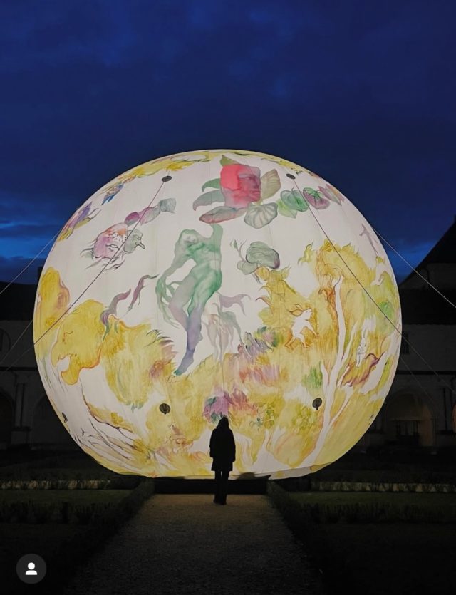 Quand @makiko_furuichi m'appelle je sais que le travail se transforme en plaisir!
Il y a des artistes qui ne vivent qu'en stress, confrontation et désorganisation et il y a des être bienveillant comme Makiko qui vous rende la vie facile et légère! 
Venez à @fontevraud admirer cette pièce monumentale mais aérienne de 9m de diamètre