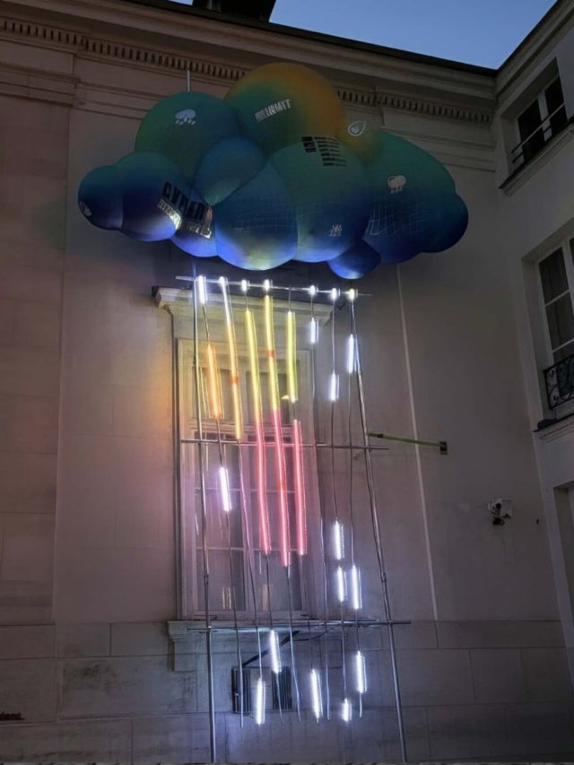 We made this giant inflatable cloud for the French Artist Dorian Rigal @minuitdigital 
Very happy to give him a hand to bring his idea to life!
Thank you and let's hope to make bigger projects!
#artinflatables #digitalinflatables @digitalinflatables