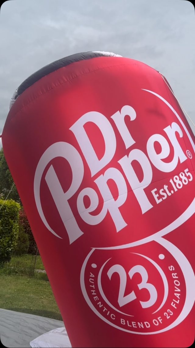 Pour l'agence @urban act nous avons réalisé ces 3 canettes géantes @drpepper_france de 3.5m de haut qui complète un magnifique dispositif de sampling .
#gonflable #urbanact #drpepper #publicite