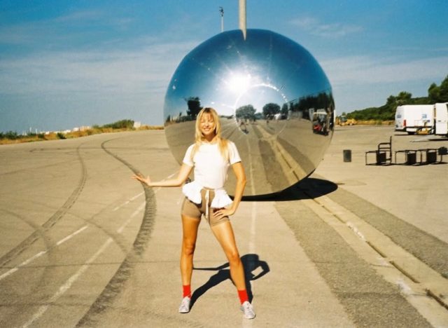 Petite fierté à partager.

Nous avons eu le plaisir de participer au dernier clip d’Angèle, avec la fabrication express d’un ballon de 3,50 m entièrement chromé.

Une participation modeste, c’est vrai — mais voir notre travail prendre vie à l’écran, sur un projet aussi visible, nous procure une vraie satisfaction. Ce sont exactement ces défis qui nous animent : passer d’une idée à un objet spectaculaire, dans des délais serrés, sans rien lâcher sur la finition.

Merci à l'avance wearepartizan pour la confiance.
Merci à Thomas Mailaender pour la réalisation. 
Le clip d'Angèle sur YouTube 
https://lnkd.in/eDmfncCk
#gonflables #ballon #angele #clip #chrome