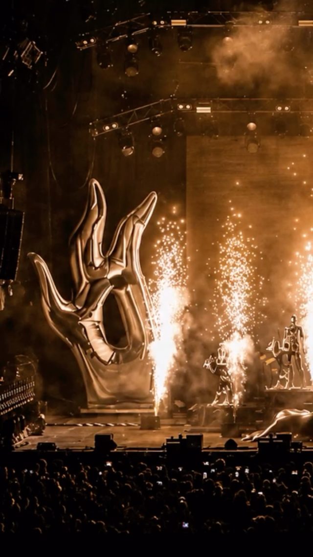 Happy to make these giant 6m tall chrome sculpture for @mosimann so full of energy! An amazing artist from 🇨🇭 GOAT !! Love you !! 💥💥💥
