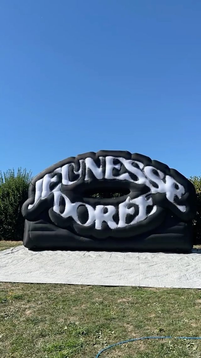 Guy2Bezbar × Digital Gonflable 

Pour la tournée Jeunesse Dorée, nous avons conçu et fabriqué un fond de scène gonflable sur mesure, à la hauteur de l'énergie du show.

Conception 3D Fabrication et livraison express en 3 semaines
Éclairage LED intégré, piloté en DMX et synchronisé avec la régie lumière
Un décor monumental qui se monte en quelques minutes et voyage de date en date

Un projet scénique en tête ? Parlons-en 
www.digital-gonflable.fr

#Guy2Bezbar #JeunesseDorée #Scénographie #FondDeScène #StructureGonflable Tournée StageDesign LED DMX DigitalGonflable

@guy2bezbarofficial 
@lerocherdepalmer 
@jeunessedoree018