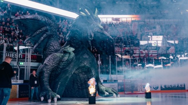 Four seasons. Hundreds of matches. Still breathing fire. 🔥
Our inflatable dragon tunnel for @gotteronfr has been welcoming the team onto the ice since 2022 — every single game.
Want your own? We take it from idea to delivery.
#inflatable #hockey #gottéron #fanexperience #sportmarketing